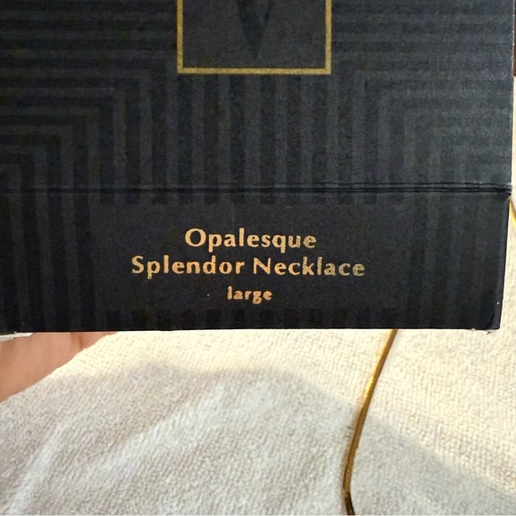 Avon “Opalesque Splendor” Goldtone Necklace size large NIB vintage - Picture 4 of 7